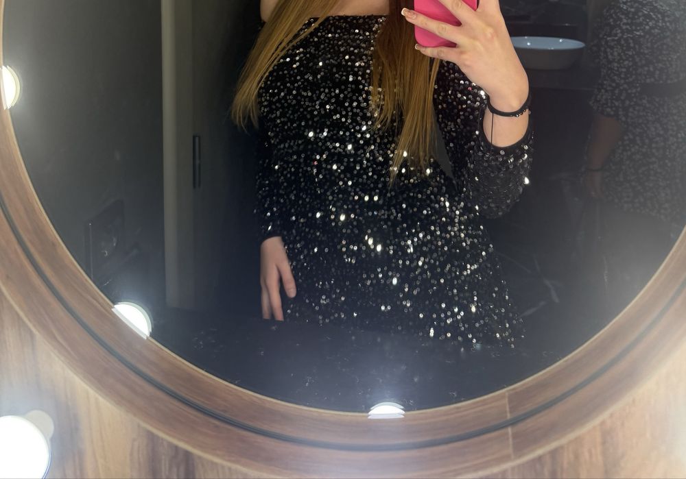 Блестяща рокля и блестящ гащеризон.