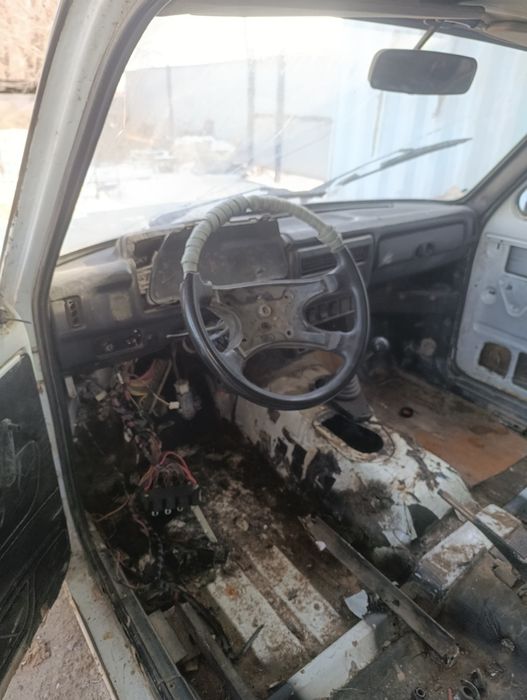 Продам Ниву.  Заводится.