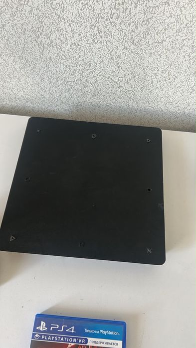 Продам  PS4 Slim 500тб 2 джостика 4 игры
