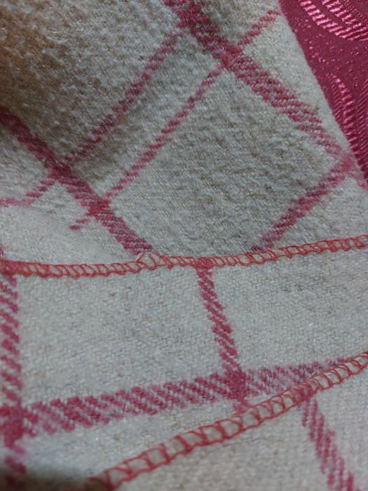 Pătură de lână - crem cu roz