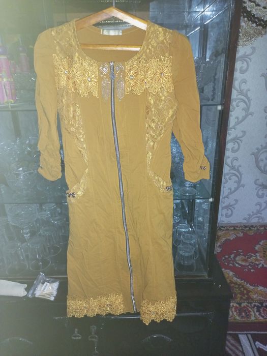 Женские вещи продаются.