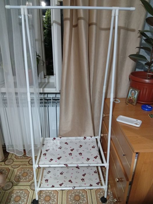Продам вешалку стойку