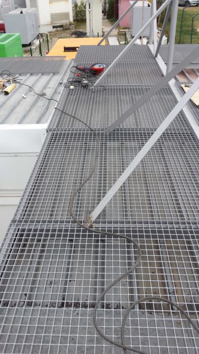 Метални скари за платформи, пътеки и пасарелки