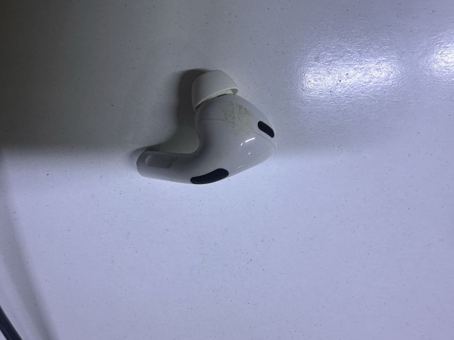 Airpods pro кейс и левый наушник