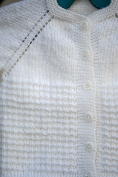 Ръчно плетени детски дрешки.