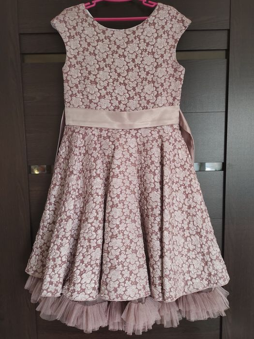 Нарядное платье на 7-9 лет