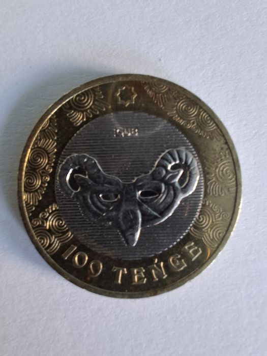 Монета 100 тенге.