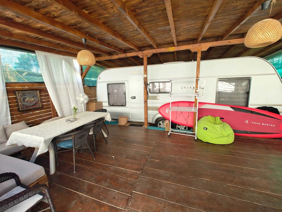 Каравана с навес на Къмпинг Градина, 10 метра от плажа