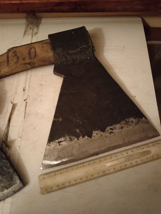 Продам мясной топор с топорищем.