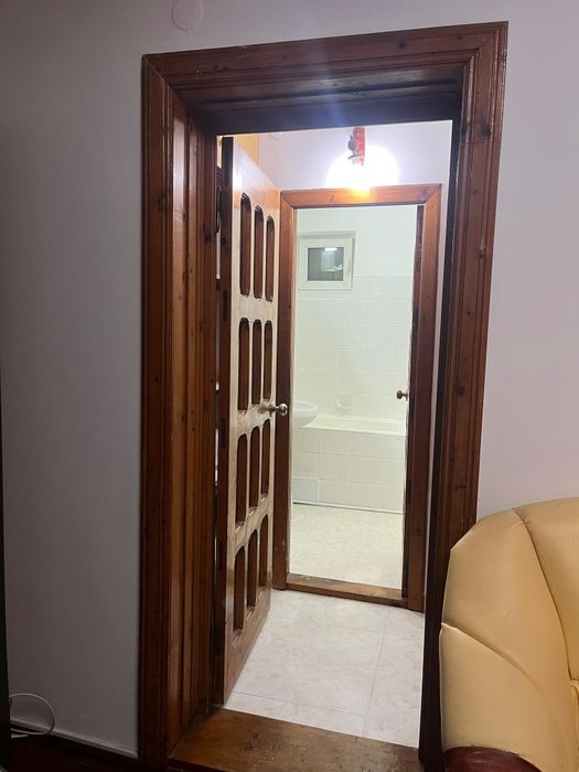 Inchiriez Targoviste, apartament.2 camere ,et.1, in spatele statiei de autobuz  Caraiman si Scoala Mihai Viteazul