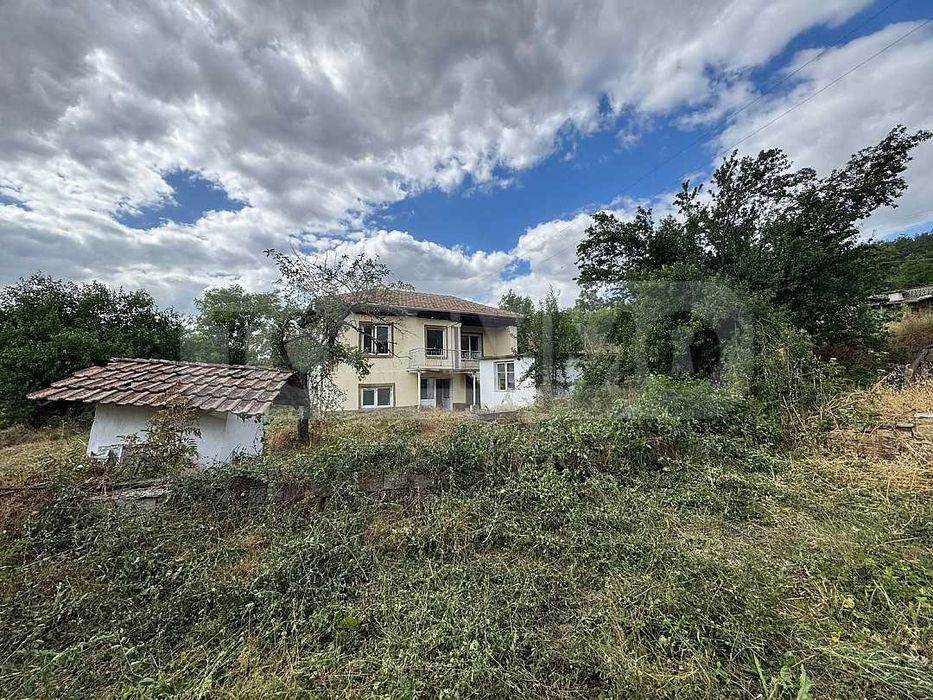 Двуетажна къща в село Копривец