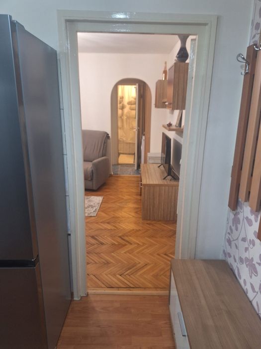 Închiriez apartament cu 3 camere,etajul 3,micro3