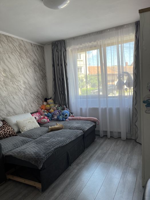 Vand apartament 2 camere bucatrie open-space zona ultra centrala ,parter mp 64 + boxa alimente bloc de caramida dotat cu centrala proprie,termopane