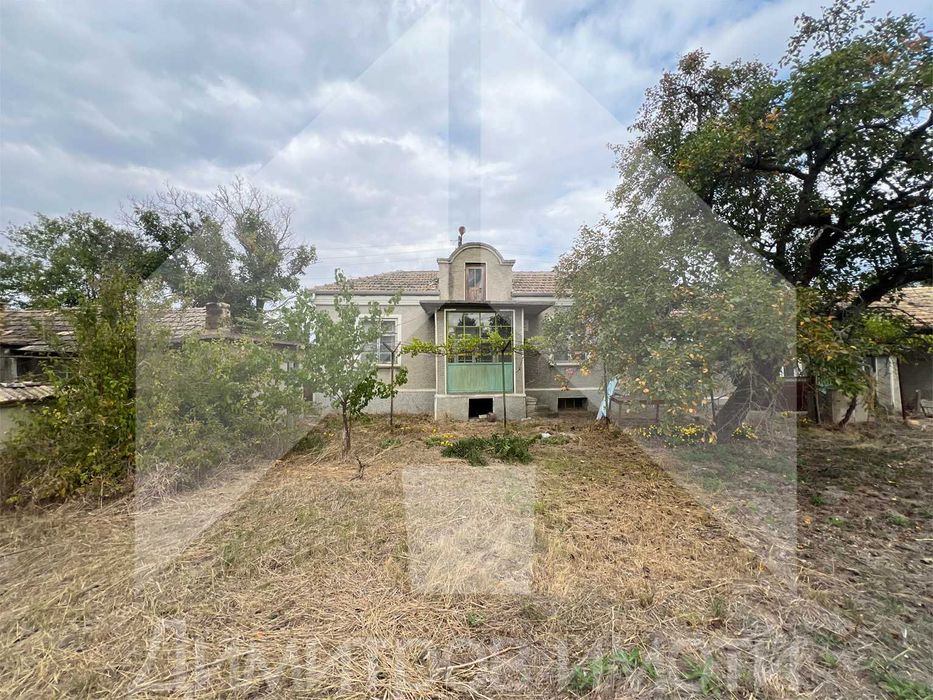 Продаваме самостоятелна тухлена къща в гр. Плиска с двор 1 дка и ГАРАЖ