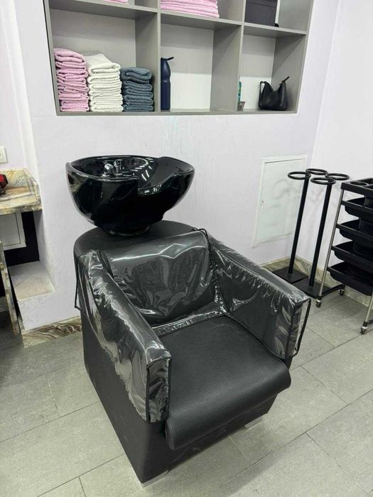 Мойка для волос. Парикмахерское кресло.