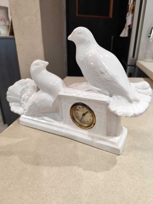 порцеланов часовник със гълъби