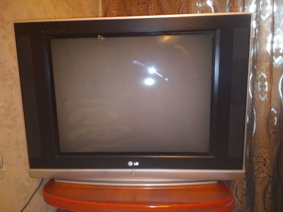 Телевизор LG LED. Диагональ 70см. Тумбочка под телевизор в подарокВ от