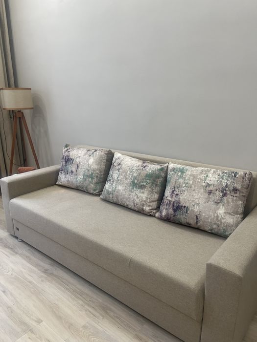 Диван с подушками в комплекте