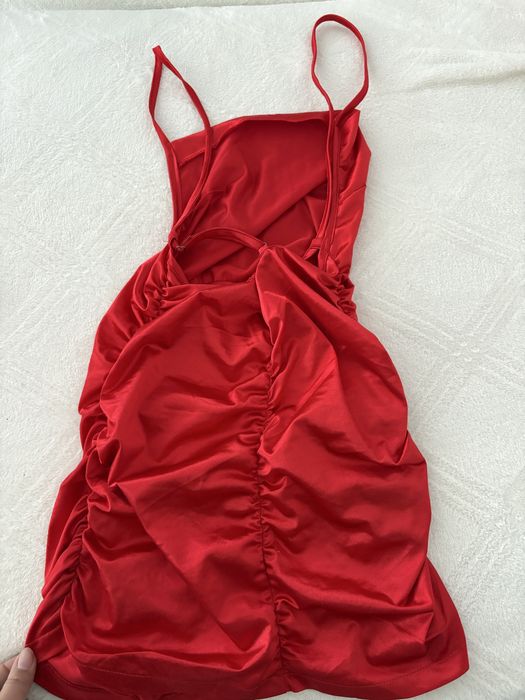 Елегантна червена мини рокля