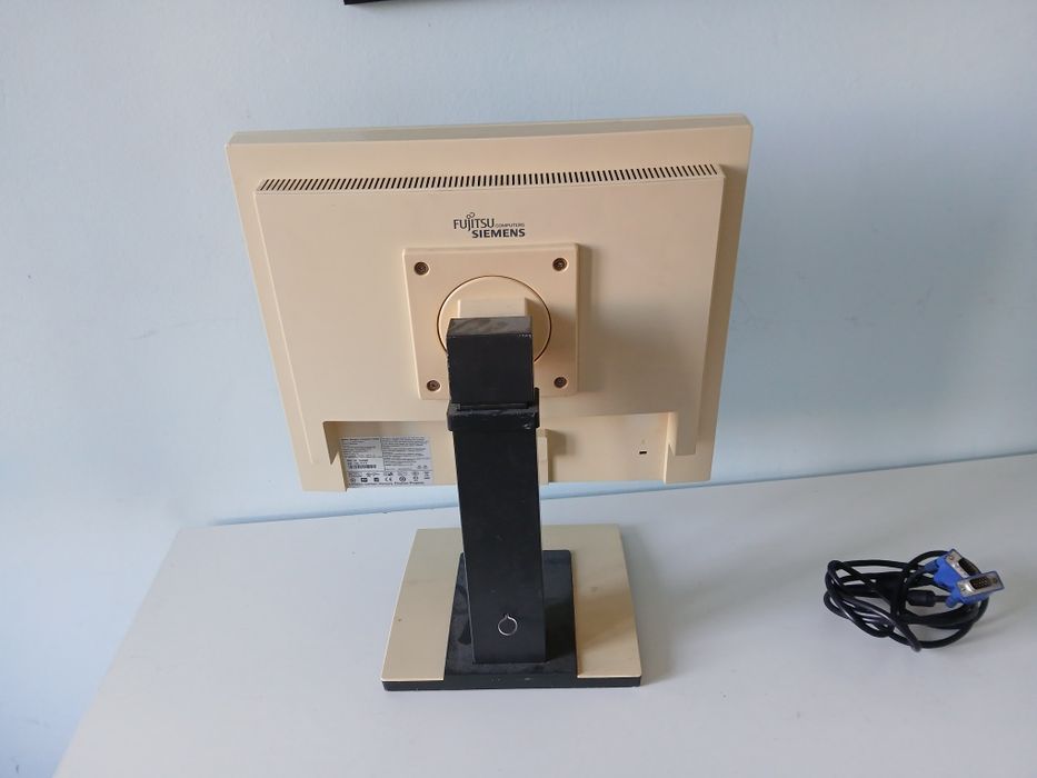 Стар компютърен монитор Fujitsu Siemens
