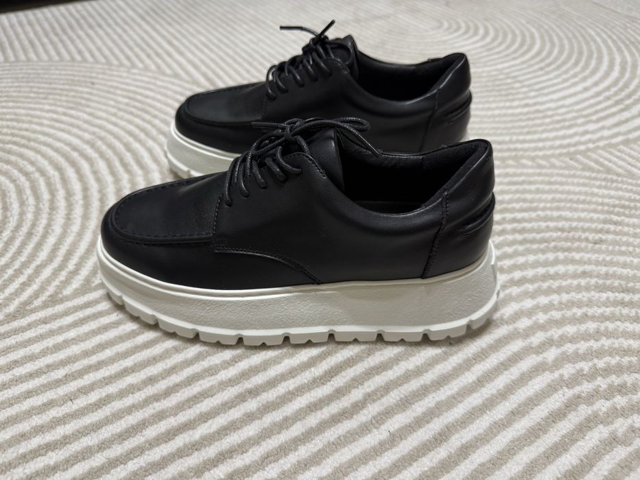 Кроссовки кожанные