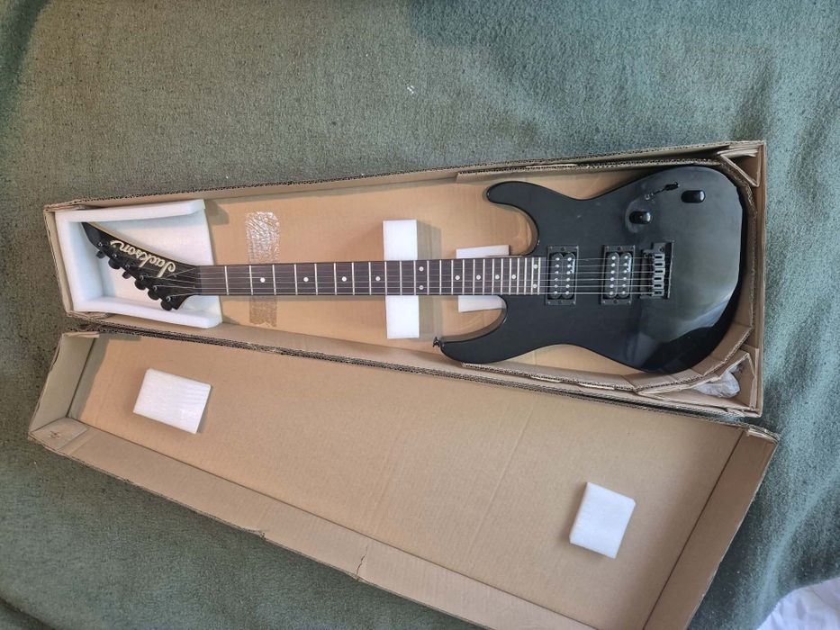 Pachet chitara jackson+amplificator roland cube15+cablu premium fender
