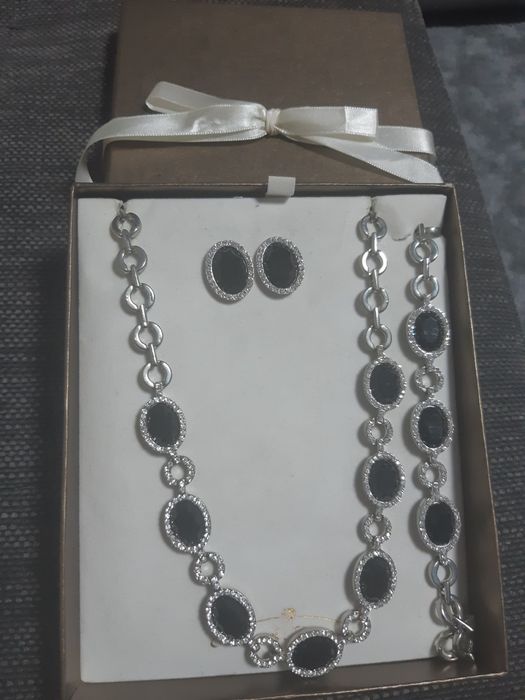 Vand un colier cu cercei