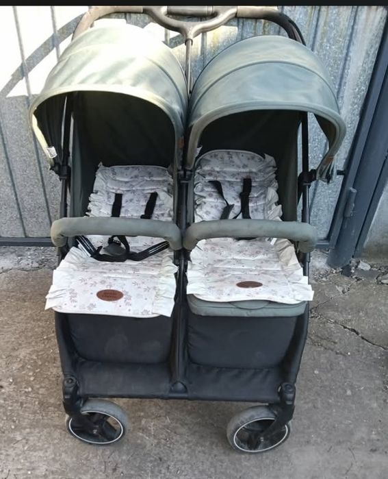 Vând căruț pentru  gemenii