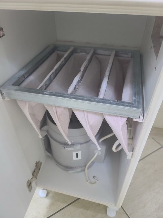 Masă manichiură cu aspirator puternic 1100 mc/h – stare foarte bună