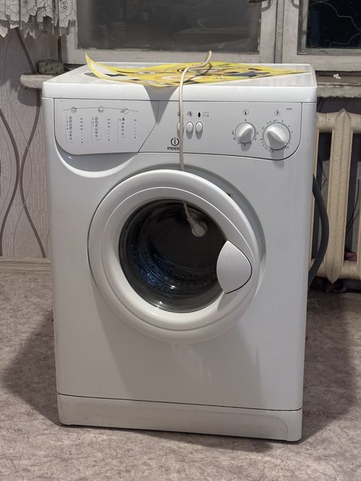 Продам стиральеую машинку Indesit