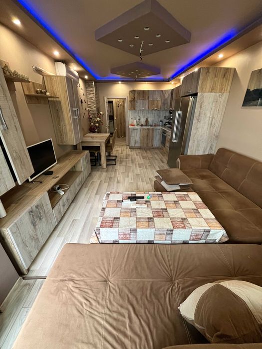 Продаваме просторен 3-стаен апартамент в ж.к. Изток, бл. 41