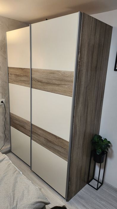 Dressing alb cu usi glisante