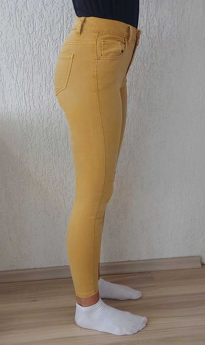 Детски дънки в цвят охра