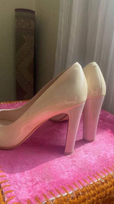 Бежевые туфли Eletta