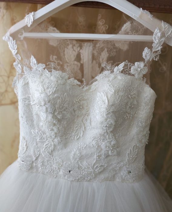 Vând Rochie de Mireasă+ voal+crinolină+ husă