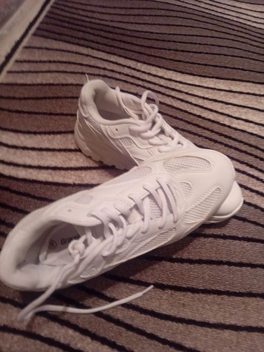 Бели маратонки от