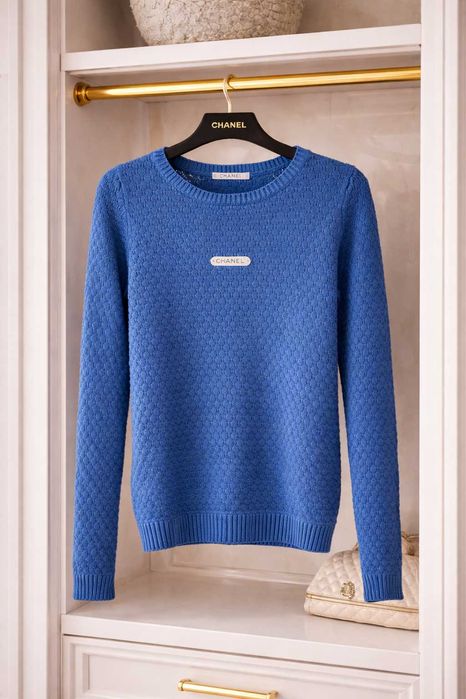 chanel син пуловер фина плетка със сребърно лого на шанел като нова