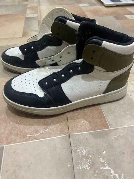 кроссовки б/у без шнурков