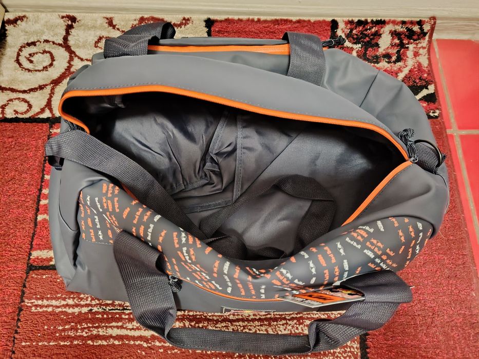 Geanta sport Red Bull noua. Dimensiuni.. L50 lățime 30.si adâncime 25