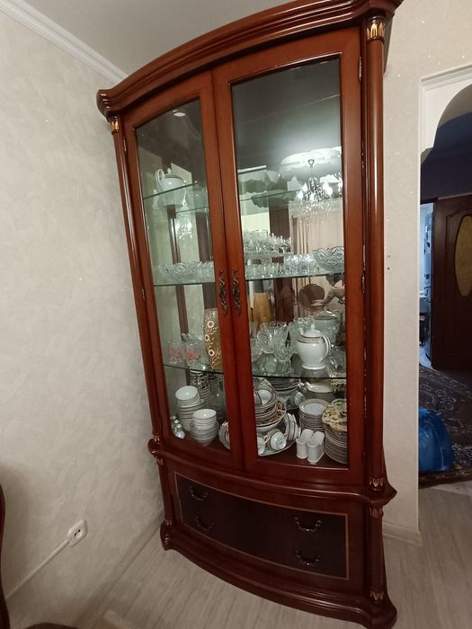 Продам стол,стулья и сервант