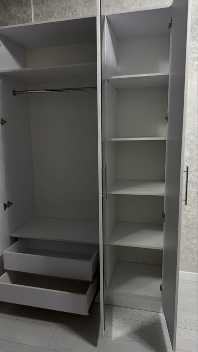 Шкаф, белый, 3 двери и 1 зеркало