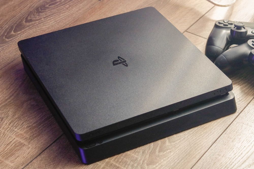 PlayStation 4 Slim 500GB – Stare Excelentă + 2 Controllere + Căști AQIRIS + 8 Jocuri