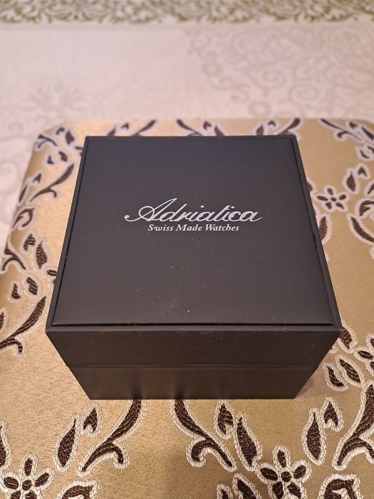 Продам стильные часы