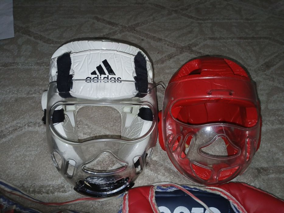 Продам экипировку.Шлем, протектор,перчатки,щётки