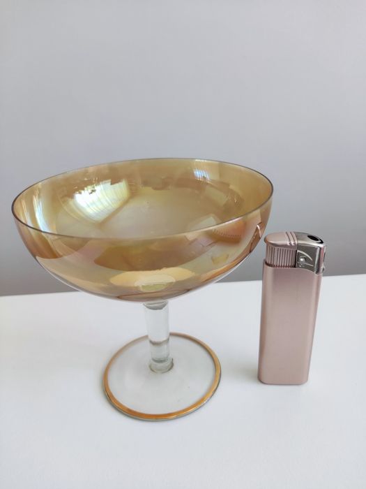 Стъклени чаши, безцветни, сини, жълти и малки чинийки