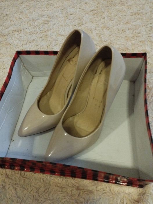 Продам туфли б/у. Размер 38.Цена 10000