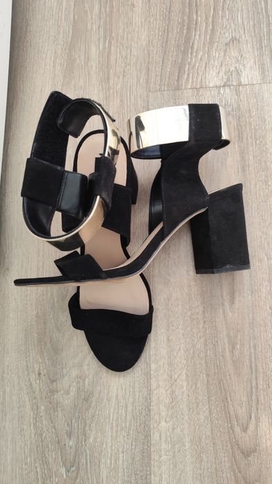 Женские босоножки Zara