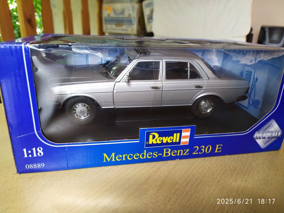 1:18 Метален модел на Mercedes Benz 230 E W123 Revell