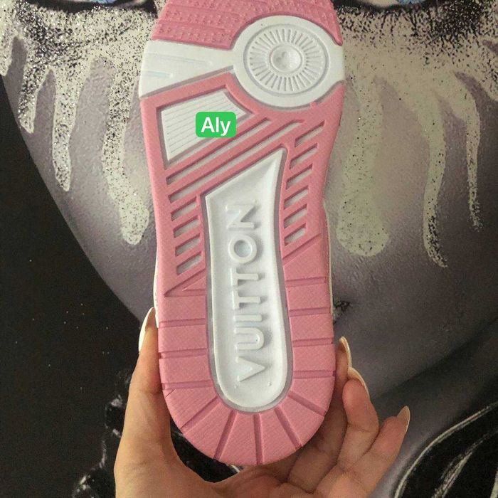 Adidasi dama, din nou în stoc