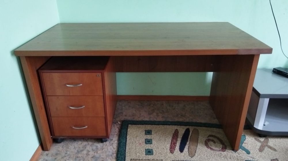 Шкаф,писменный стол,диван